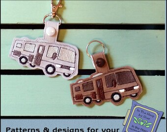 ITH Husbilsnyckelbricka, Campingväsktagg, Campingnyckelbricka, Vinylnyckelflik med tryckknapp, Campingtryckknapp, Campingbroderidesign, DIGITAL FIL