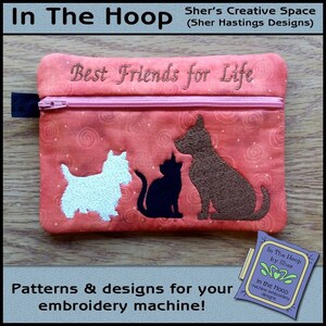 Peut inclure: Une petite pochette orange zippée avec le texte "Best Friends for Life" brodé dessus. La pochette présente trois silhouettes brodées : un chien blanc, un chat noir et un chien brun. La pochette est un motif de broderie machine.