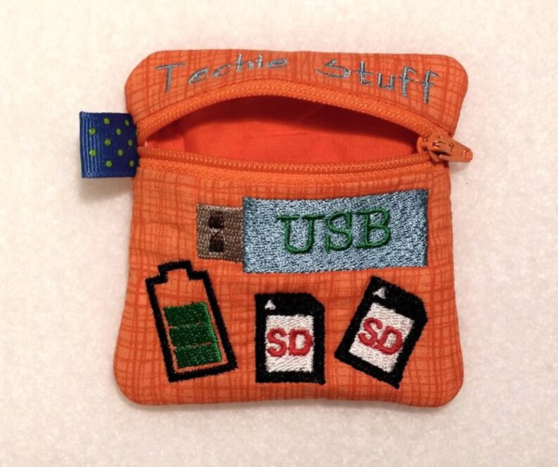 ITH Techie Stuff Mini Zipper Bag, In The Hoop Zipper Bag, Gadget Zipper Bag, Techie Broderi Design - 4x4 Hoop - DIGITAL FIL bild 4