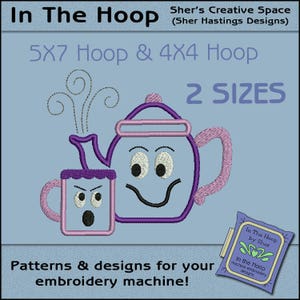 Può includere: Disegno da ricamo per una teiera e una tazza con facce. Il design è disponibile in due dimensioni: cerchi da ricamo da 5x7 pollici e 4x4 pollici. Il testo "In The Hoop by Sher" è incluso anche nell'immagine.