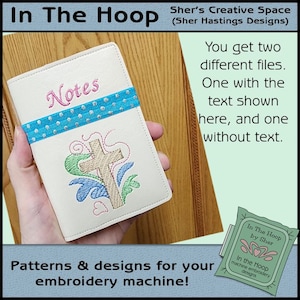 以下が含まれることがあります： 白革のノートブック。青と白のリボンと「Notes」という刺繍が施されています。ノートブックの前面には、緑と青の花柄の刺繍が施された十字架があります。ノートブックは手で持たれています。画像には「In The Hoop」と「Sher's Creative Space (Sher Hastings Designs)」というテキストが含まれています。