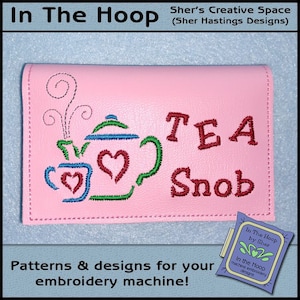 ITH Tea Snob titular de la tarjeta de crédito, billetera de bolsa de té, estuche de tarjeta de crédito de té, bordado de té, bordado de máquina de té - aro 5 x 7 - ARCHIVO DIGITAL