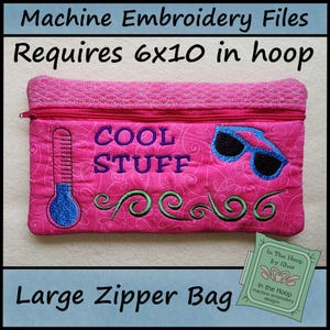K&ouml;nnte beinhalten: Eine gro&szlig;e, pinkfarbene Rei&szlig;verschlusstasche mit dem Text "COOL STUFF" in Blau gestickt. Die Tasche hat ein Thermometer- und Sonnenbrillen-Design. Die Tasche ben&ouml;tigt einen 15,24 x 25,4 cm Stickrahmen.