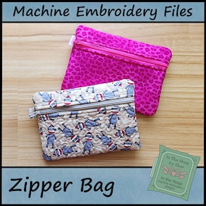 Puede incluir: Dos bolsas con cremallera, una rosa con estampado de leopardo y otra beige con estampado de mono. Las bolsas son archivos de bordado a máquina para crear bolsas con cremallera. El texto "In The Hoop by Sher" y "In the Hoop machine embroidery designs" está en una etiqueta verde.