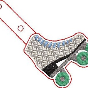 K&ouml;nnte beinhalten: Ein wei&szlig;er Rollschuh mit blauen Schn&uuml;rsenkeln und gr&uuml;nen Rollen. Der Schuh ist rot umrandet und hat einen wei&szlig;en Riemen mit zwei Metallringen.