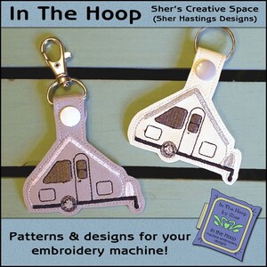 Med en form Camper nyckelknippa - Camper Bag Tag - Camping nyckelknippa - Camping snäppflik - Camping maskinbroderidesign - DIGITAL FIL