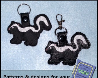 ITH Skunk Key Fob, Animal Key Fob, Skunk Bag Tag, Skunk Vinyl Key Fob, Skunk Snap Tab, Skunk Bordado, Animal Bordado - ARQUIVO DIGITAL