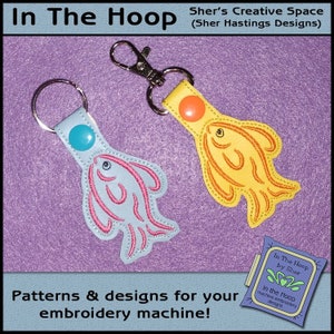 ITH Swirly Fish Schlüsselanhänger - Fisch Bag Tag - Vinyl Schlüsselanhänger mit Fisch Snap Tab - Fisch Stickerei, Fisch Maschinenstickerei Design - DIGITALDATEI