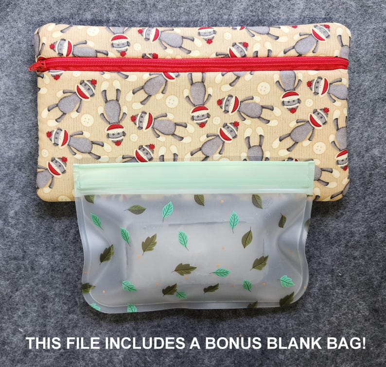 K&ouml;nnte beinhalten: Eine beige Rei&szlig;verschlusstasche mit rotem Rei&szlig;verschluss und einem Muster aus Sockenaffen mit Weihnachtsm&uuml;tzen. Darunter befindet sich eine transparente Tasche mit gr&uuml;nem Oberteil und Bl&auml;ttermuster. Der Text unten lautet: DIESE DATEI ENTH&Auml;LT EINE BONUS-LEERE TASCHE!