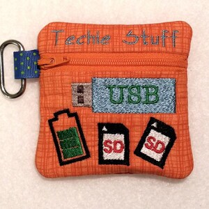 ITH Techie Stuff Mini Zipper Bag, In The Hoop Zipper Bag, Gadget Zipper Bag, Techie Broderi Design - 4x4 Hoop - DIGITAL FIL bild 2