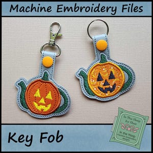 ITH Kürbis Schlüsselanhänger - Halloween Taschenanhänger - Halloween Schlüsselanhänger - Teekanne Stickdatei, Halloween Stickdatei - DIGITALE DATEI