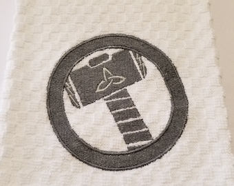 Broderad disk-/handduk med Thors hammare