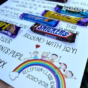 K&ouml;nnte beinhalten: Eine wei&szlig;e Karte mit handschriftlichem Text und Illustrationen, darunter ein Regenbogen und Strichm&auml;nnchen. Mehrere Schokoriegel sind auf der Karte angeordnet. Der Text lautet "Reception Class 2020-2021".