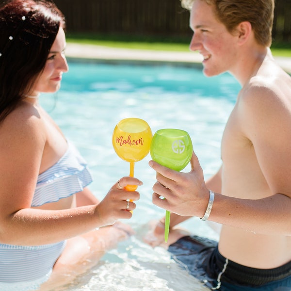 Copa de vino flotante personalizada / Copa de vino de playa con monograma / Copa de vino de piscina flotante / Beach Glass®