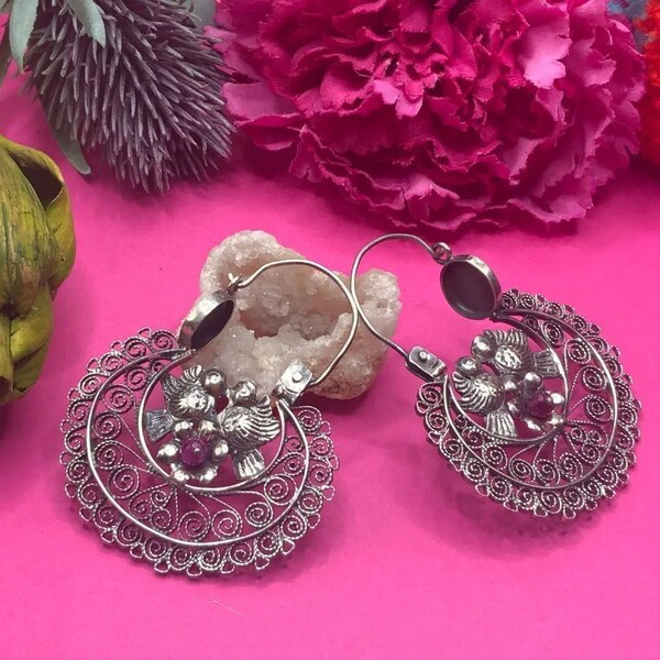 Arracada Mexican filigree earrings with flowers and doves, garnet