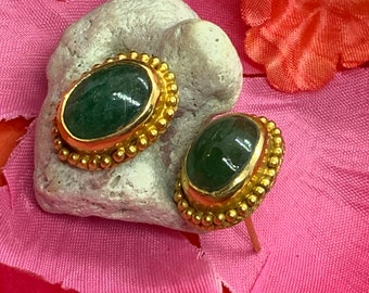Emerald stud earrings, gold filigree