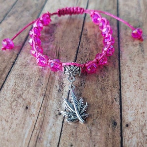Hot Pink Stoner Pot Leaf Charm Macramé Bracelet Cadeau pour toute personne de 21 ans et plus, 420 Bijoux amicaux pour cadeau d’anniversaire ou d’anniversaire