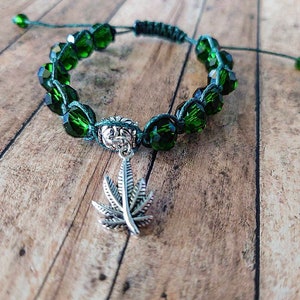 Donkergroene potblad charm macramé armband voor stoners 21 en hoger, 420 vriendelijke sieraden voor jubilea en verjaardagen