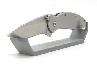 Expositor de cuchillos: admite un cuchillo de hoja fija o plegable; longitud mínima de 4 7/8"