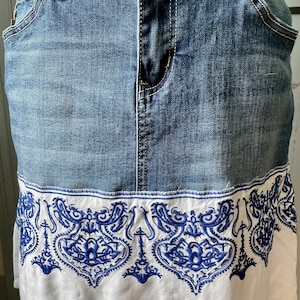 Jupe en jean recyclé avec ourlet brodé