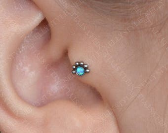 オパールストーン付きサージカルスチール製トラガスピアス - 鼻ピアス、軟骨ピアス、コンクピアスとして使えます