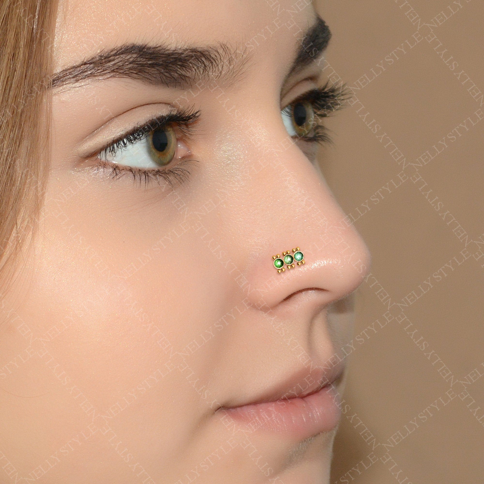 Прокол носа сбоку гвоздик. Как выглядит прокол крыла носа. Кольцо в носу. Пирсинг крыла носа гвоздик. Прокол нострил гвоздик.