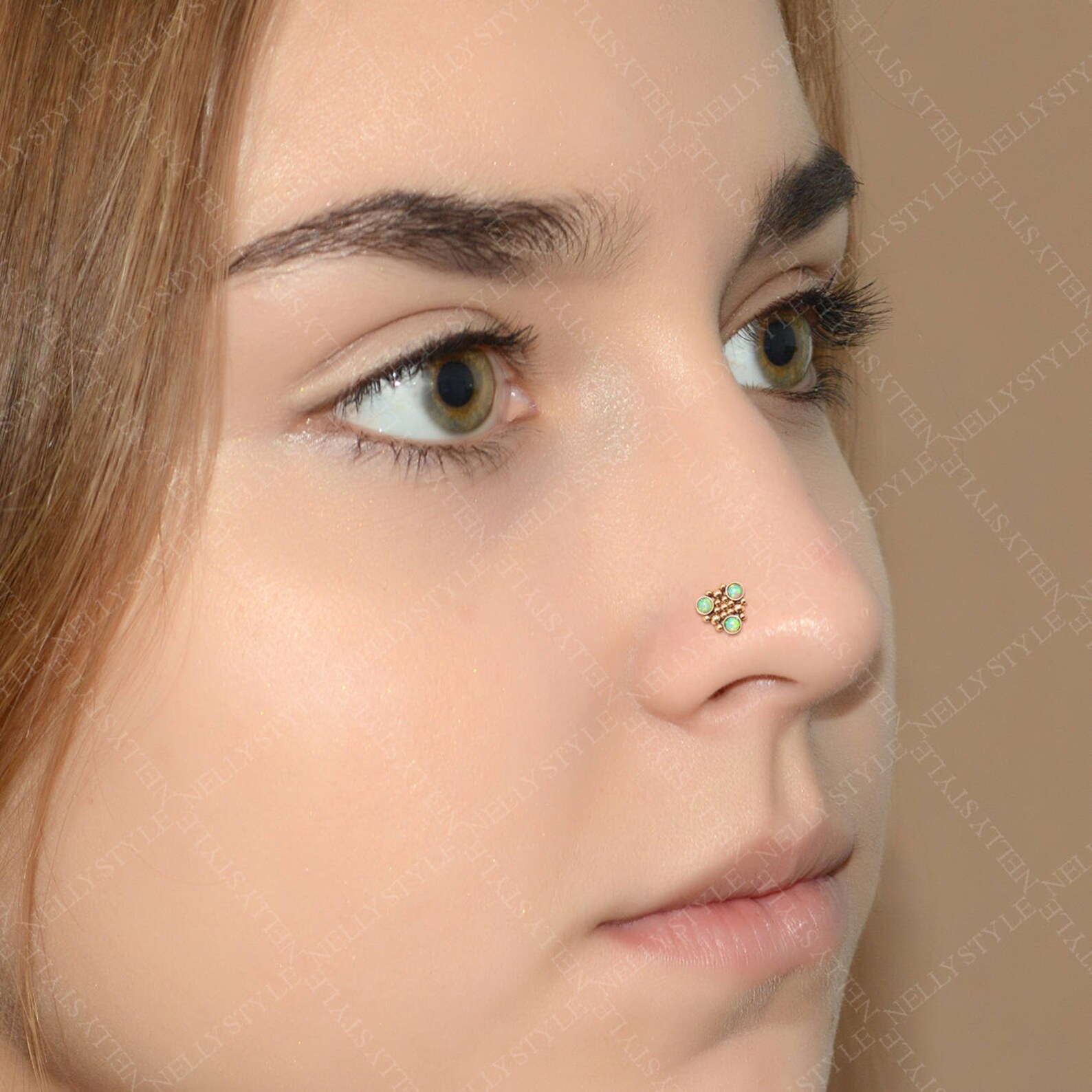 нострил сережка для носа. пирсинг нострил серьга. серьга нострил. серьга в нос нострил. прокол крыла носа лабрет.