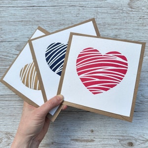 Handbedruckte Valentinstagskarte | Jubiläumskarte | Handarbeit | Handbedruckt | Innen leer | Abstraktes Herz Design | Original | Liebe
