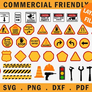 Pu&ograve; includere: Un set di 30 file di taglio SVG a tema edile, tra cui cartelli, strumenti e coni di segnalazione. I cartelli presentano strisce gialle e nere, bordi rossi e vari messaggi relativi all'edilizia. Gli strumenti includono un martello, una chiave inglese e un cacciavite. I coni di segnalazione sono arancioni e bianchi.