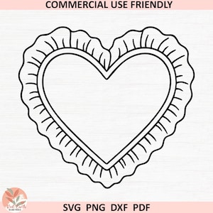 Puede incluir: Diseño en forma de corazón en blanco y negro con un borde con volantes. La imagen incluye el texto "COMMERCIAL USE FRIENDLY" en la parte superior y "SVG PNG DXF PDF" en la parte inferior. Adecuado para proyectos de manualidades.