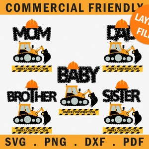 Pu&ograve; includere: Un set di cinque file SVG stratificati per progetti di artigianato. Ogni file presenta un veicolo da costruzione nero e giallo con una parola diversa: "Mamma", "Pap&agrave;", "Beb&egrave;", "Fratello" e "Sorella". Ogni veicolo ha un cartello giallo "In costruzione".