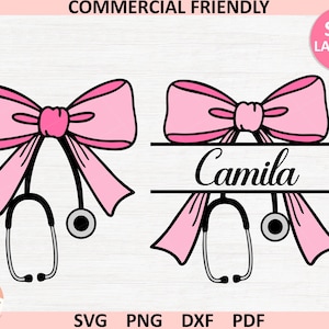 Könnte beinhalten: Design mit rosa Schleife und Stethoskop. Das Design umfasst eine rosa Schleife, ein Stethoskop und den Namen "Camila" in einer handschriftlichen Schriftart. Geeignet für medizinisches Fachpersonal.