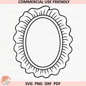 Puede incluir: Dibujo lineal en blanco y negro de un marco ovalado con un borde con volantes. El marco tiene un diseño simple y elegante. El texto "COMMERCIAL USE FRIENDLY" está en la parte superior y "SVG PNG DXF PDF" en la parte inferior.