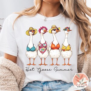 Zabawna gęś lato PNG, słodka gęś w stroju kąpielowym Clipart, przyjaciele retro letniej gęsi, trendy plażowa gęś cyfrowe pobieranie sublimacji PNG