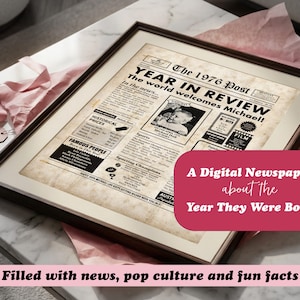 Pu&ograve; includere: Stampa digitale incorniciata di giornale del 1976, con il titolo "Year in Review". La stampa presenta prezzi storici, personaggi famosi e il testo "The world welcomes Michael!". Uno striscione rosa recita "A Digital Newspaper about the Year They Were Born."