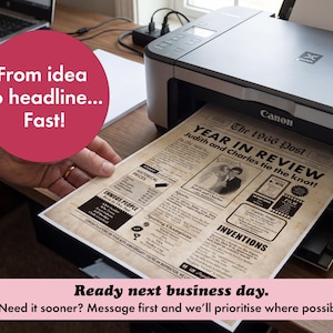 Pu&ograve; includere: Una stampante Canon stampa una pagina di giornale personalizzata con il titolo "Year in Review". La pagina presenta un design vintage con sezioni per i prezzi storici, le invenzioni e lo sport. Il testo include "Judith and Charles tie the knot!"