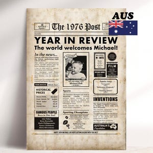 Può includere: Una stampa di giornale in stile vintage del 1976, intitolata "The 1976 Post", con il titolo "Year in Review". Presenta articoli, una foto di un bambino e prezzi storici. La bandiera australiana è in alto a destra.