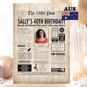 Può includere: Una stampa in stile vintage di giornale che celebra il "40° COMPLEANNO DI SALLY!" con una foto, titoli e sezioni su prezzi storici, sport, personaggi famosi e cultura pop del 1986. La bandiera australiana è in alto a destra.