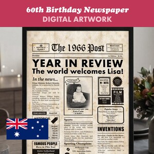 Può includere: Un'opera d'arte digitale incorniciata, una stampa di giornale per un 60° compleanno. Il titolo recita "The 1966 Post" con il testo "Year in Review" e "The world welcomes Lisa!". Include una foto e varie sezioni di notizie e sport.