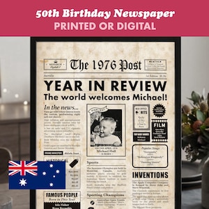 Pu&ograve; includere: Una stampa di giornale incorniciata per il 50&deg; compleanno con il titolo "The 1976 Post" e il testo "Year in Review". La stampa include una foto, eventi storici e canzoni popolari del 1976. La bandiera australiana &egrave; in basso a sinistra.