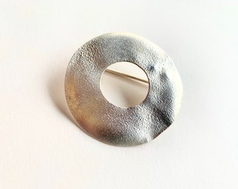 round simple and large brooch in silver silver (935), scarf pin, sterling cloth pin, unique