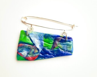 Scarf pin hippie style, colorful recycled plastic as a brooch on a silver pin, hand-forged, hand-shaped unique piece