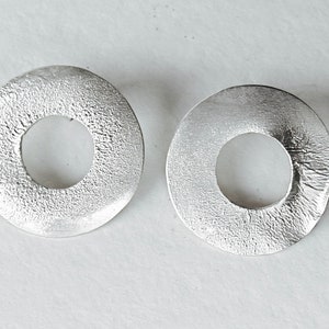 large round ear studs in silver with a subtle surface structure, an eye-catcher on the ear, simple and yet a statement image 2