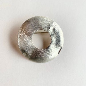 runde schlichte und große Brosche in Silber Silber 935, Schalnadel, Tuchnadel Sterling, Unikat Bild 7