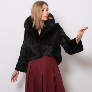 La veste d'opéra de luxe en fourrure de lapin peut convenir à un petit cadeau de taille moyenne pour une femme, une petite amie, une mère