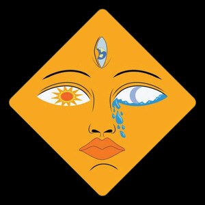 Op de afbeelding: Stijlvolle illustratie van een gezicht in een gele ruit. E&eacute;n oog is een zon, het andere een maan die blauwe tranen huilt, en een derde oog erboven. Zwarte achtergrond.