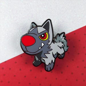 Könnte beinhalten: Eine graue und weiße Emaille-Anstecknadel mit einem Cartoon-Wolf mit roter Nase und gelben Augen. Der Wolf steht auf allen Vieren und hat einen grimmigen Ausdruck.