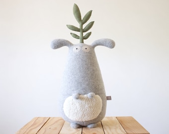 Peluche laine biologique, grosse peluche, jouet enfant, peluche bébé, peluche fait main, cadeau naissance, gris, vert, Gugus plante