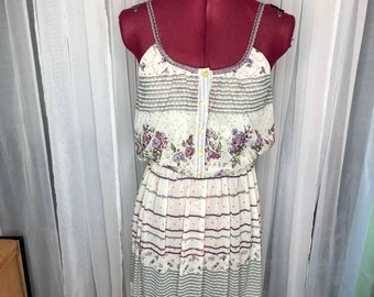 sukienka w kwiaty, fioletowo-kremowa, prześwitująca, cottagecore, lata 70.