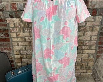 Huisjurk met bloemen duster gewatteerde kraag roze groen